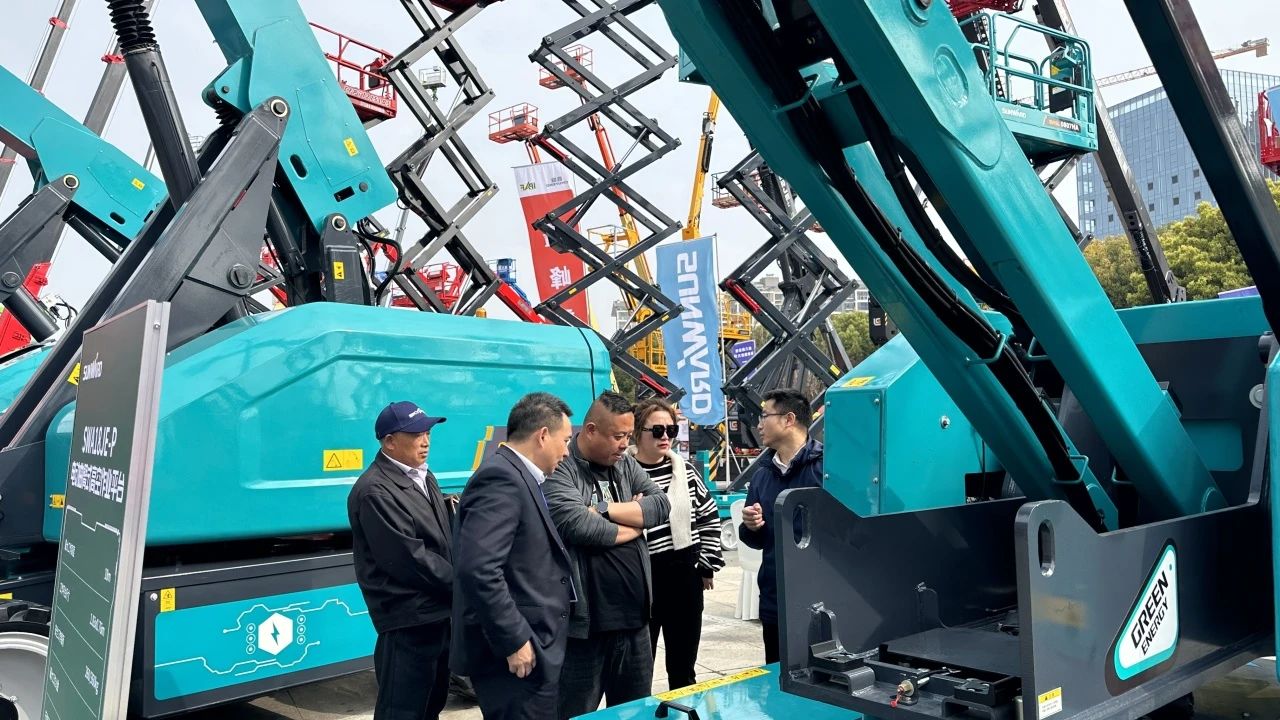 “爆品”来袭，，，，，签简单直！ 恒峰g22智能艳服亮相第八届天下高空作业平台租赁大会