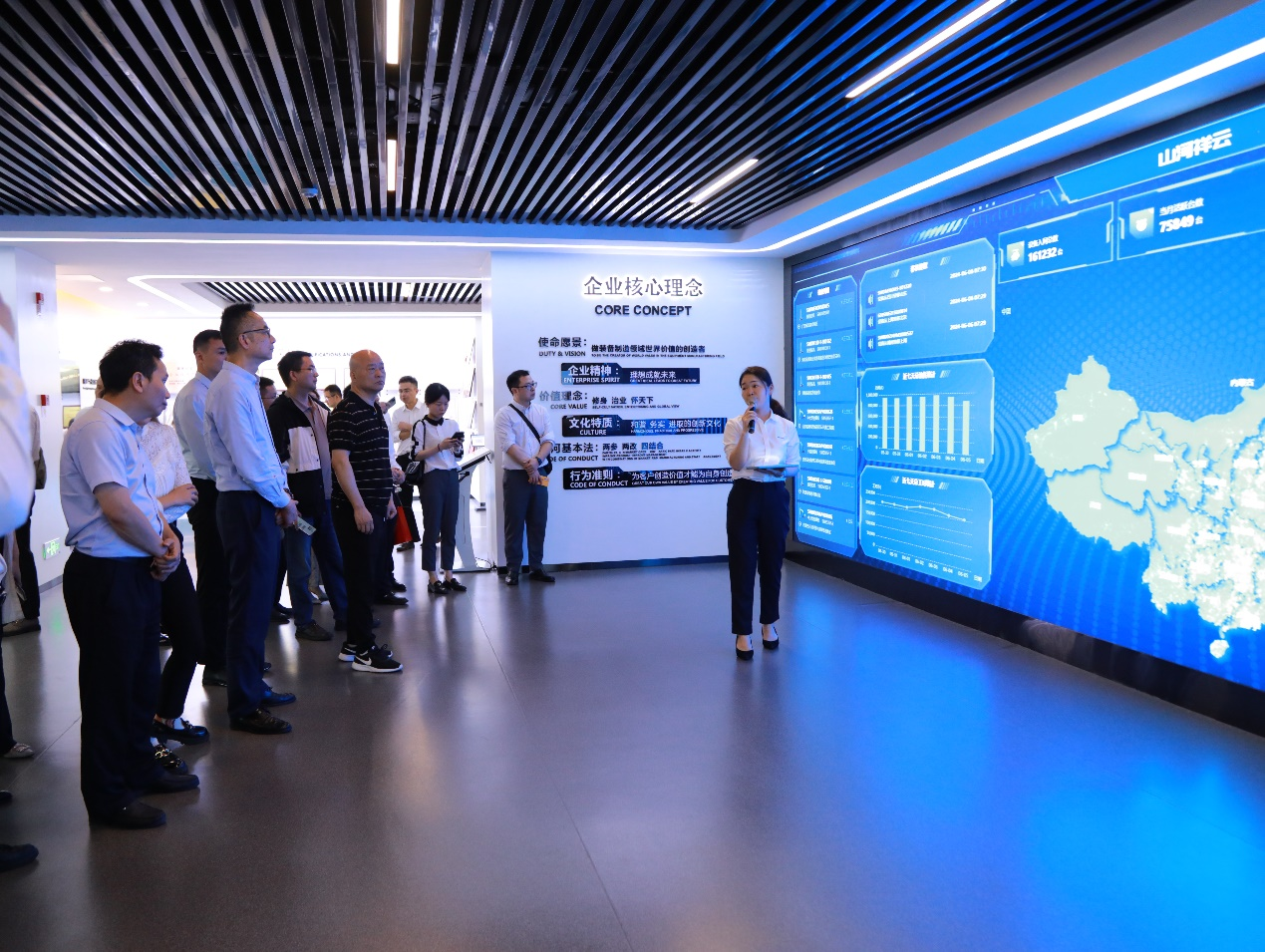 湘潭市工信局带队莅临恒峰g22智能开展智能制造现场观摩交流活动