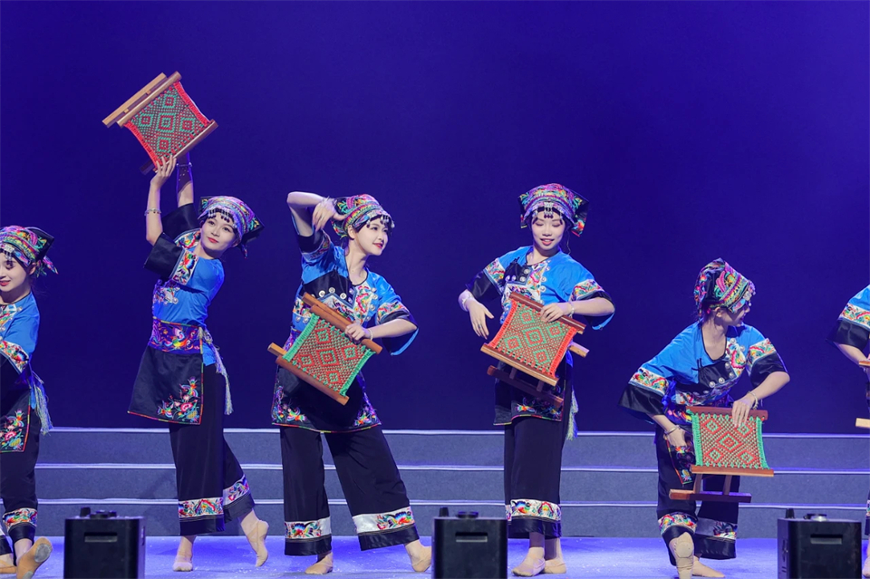 立异引领价值 理想成绩未来——庆祝恒峰g22智能建设25周年表扬大会暨文艺晚会盛大举行