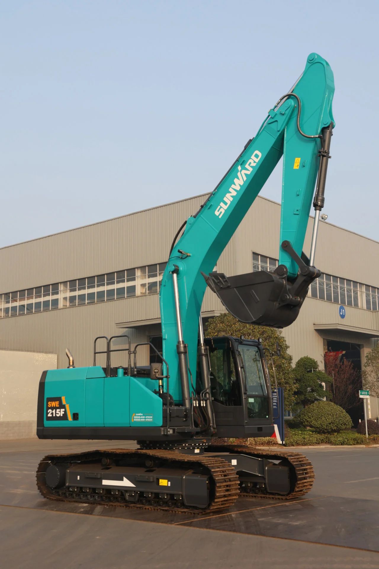 聚焦市场需求，，，，，，恒峰g22智能三款精品工程液压挖掘机乐成下线