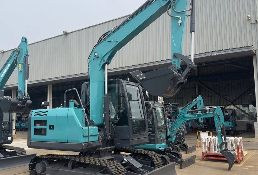 聚焦市场需求，，，，，，恒峰g22智能三款精品工程液压挖掘机乐成下线