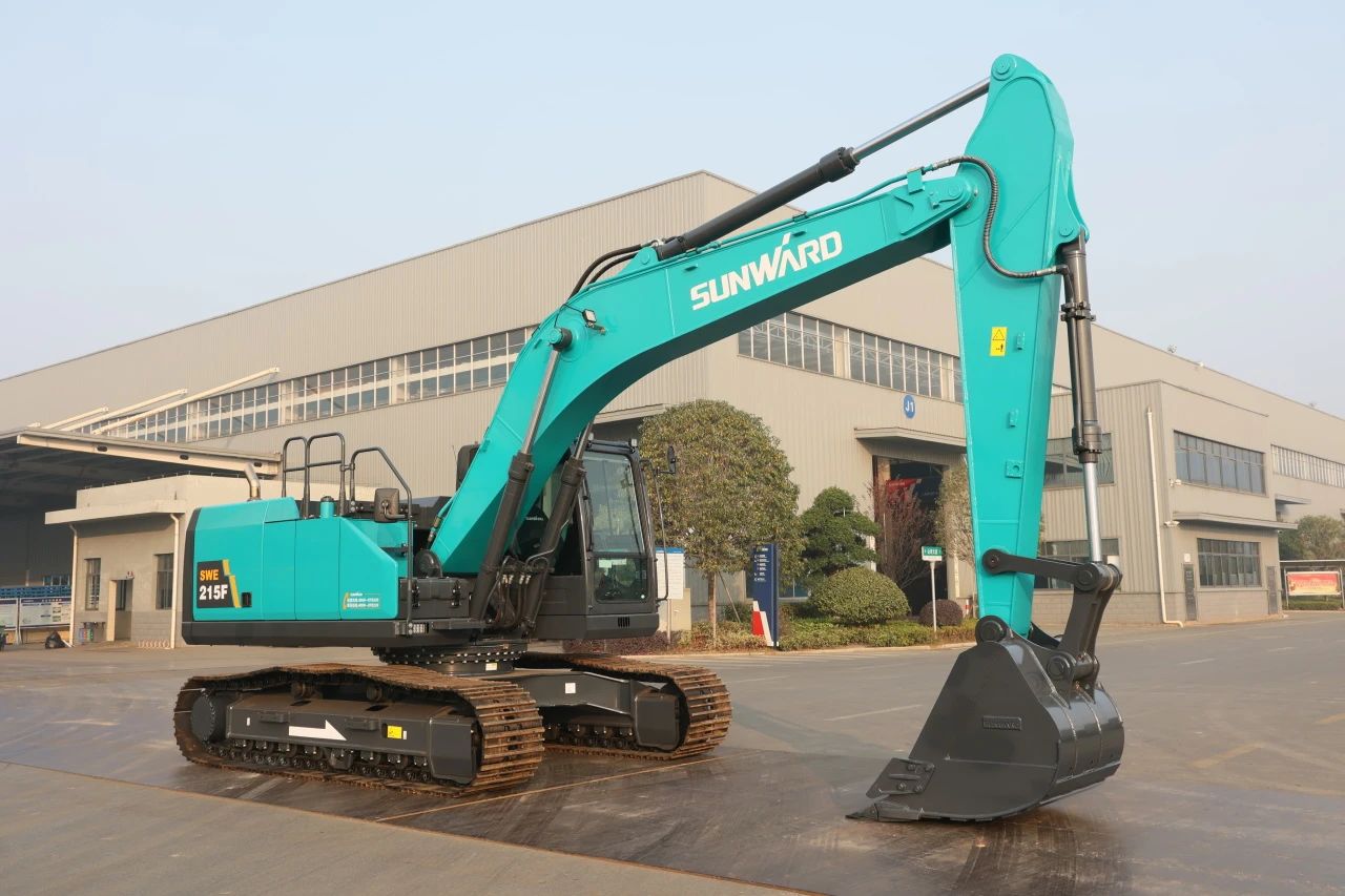 聚焦市场需求，，，，，，恒峰g22智能三款精品工程液压挖掘机乐成下线