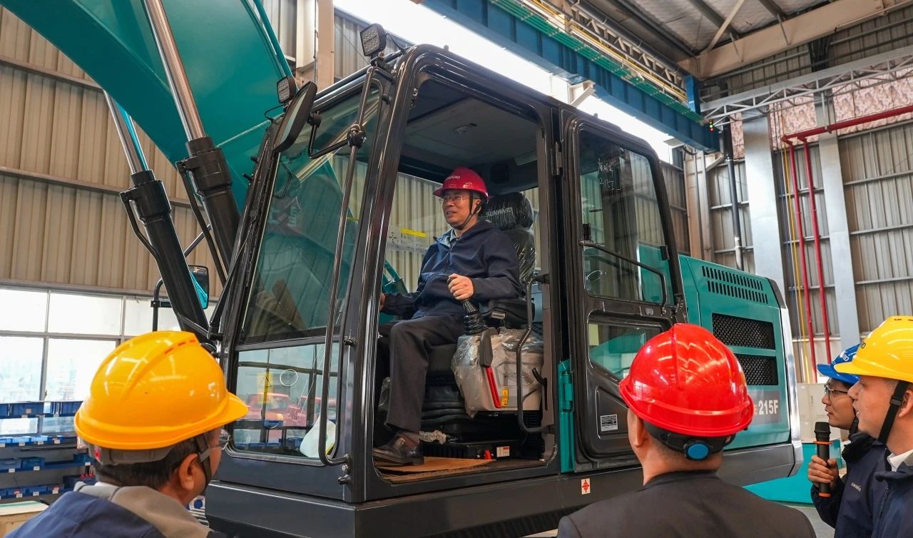 聚焦市场需求，，，，，，恒峰g22智能三款精品工程液压挖掘机乐成下线