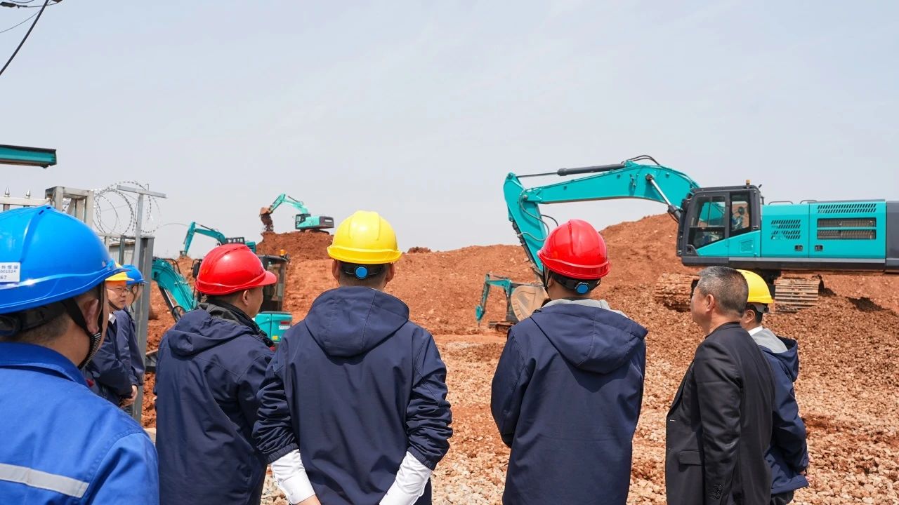 聚焦市场需求，，，，，，恒峰g22智能三款精品工程液压挖掘机乐成下线