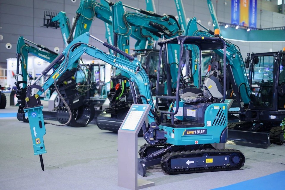 2025 CICEE | 从单一工具迈向多元化解决规划，恒峰g22智能出现非凡挖掘机风采