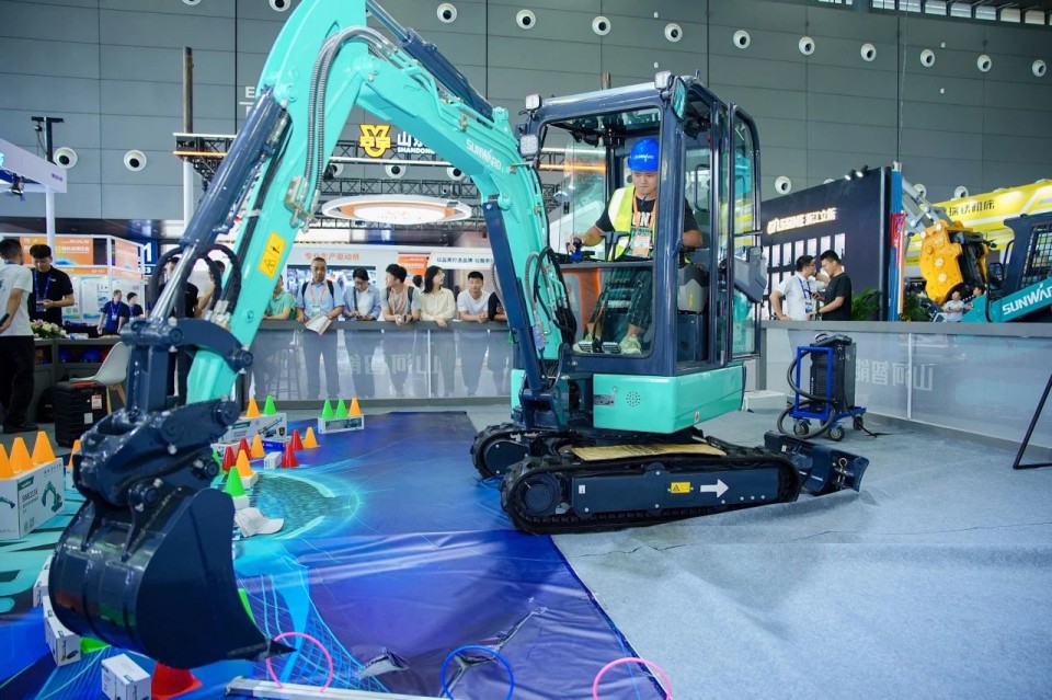 2025 CICEE | 从单一工具迈向多元化解决规划，恒峰g22智能出现非凡挖掘机风采