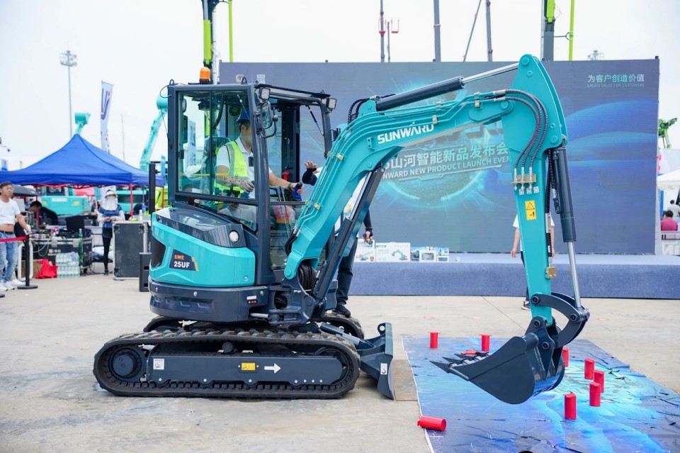 2025 CICEE | 从单一工具迈向多元化解决规划，恒峰g22智能出现非凡挖掘机风采