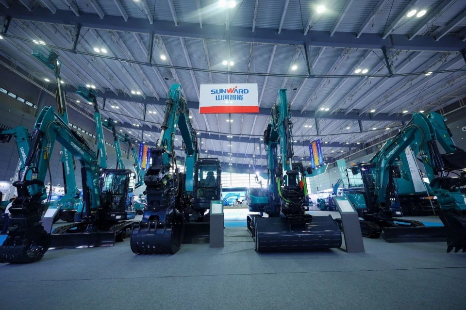 2025 CICEE | 从单一工具迈向多元化解决规划，恒峰g22智能出现非凡挖掘机风采
