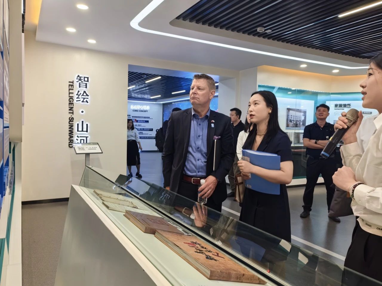 芬兰驻华大使馆商务参赞到访恒峰g22智能