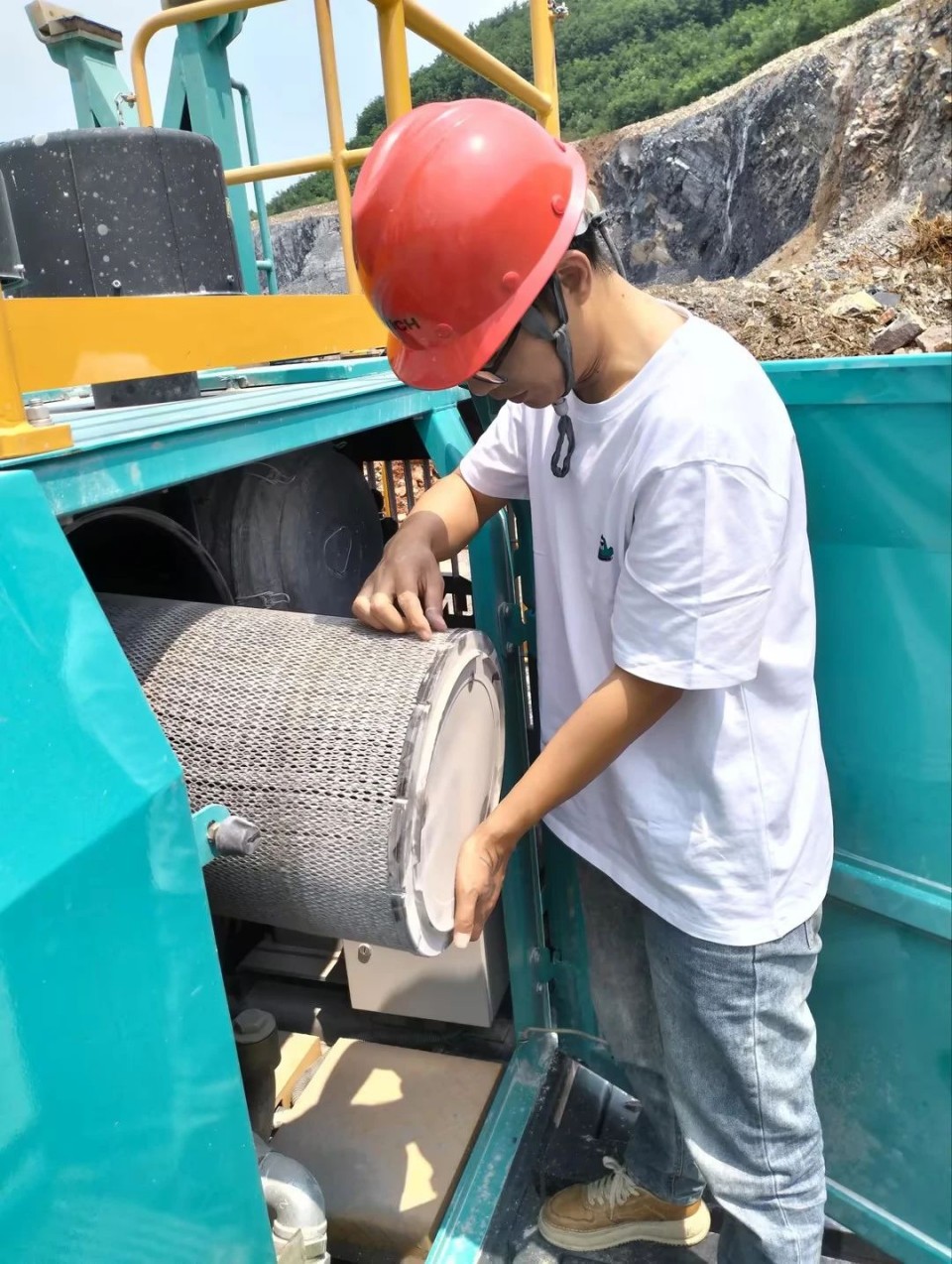 跨越恒峰g22万里 智启效劳新程——恒峰g22矿岩“效劳万里行”活动走进海螺水泥