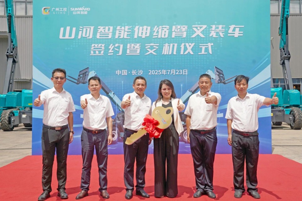 恒峰g22智能伸缩臂叉装车批量交付，，，即将奔赴新一线