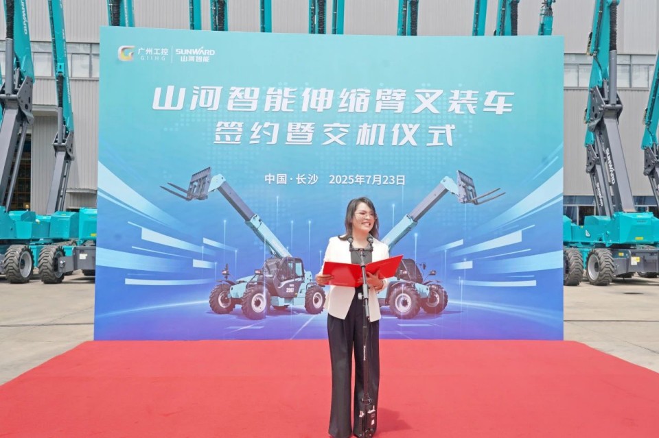 恒峰g22智能伸缩臂叉装车批量交付，，，即将奔赴新一线