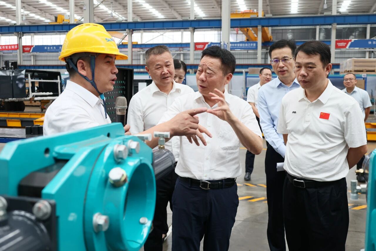 湖南省政协副主席、省工程机械产业链链长何寄华调研恒峰g22智能