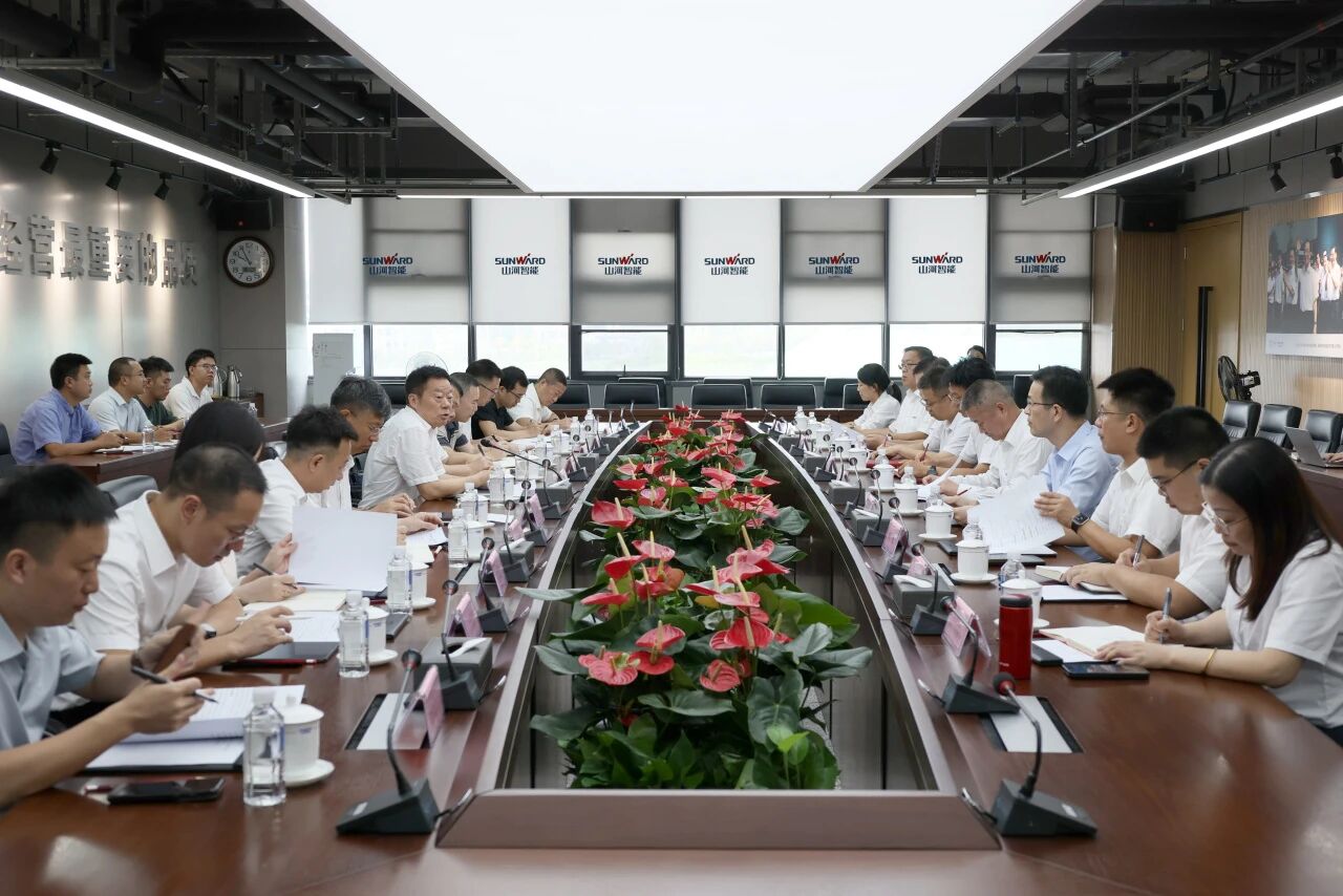 湖南省政协副主席、省工程机械产业链链长何寄华调研恒峰g22智能