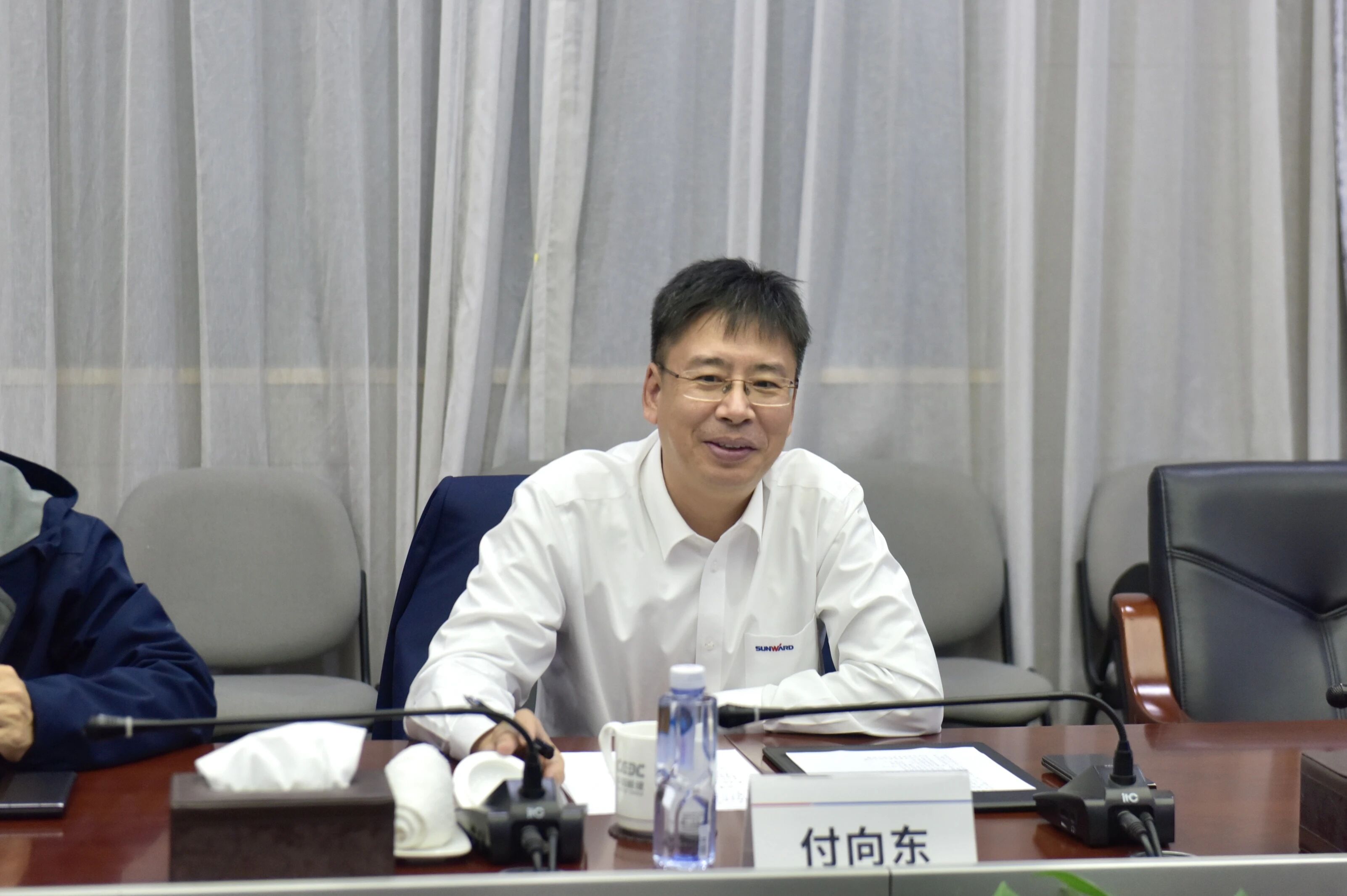 恒峰g22智能与易普力发展座谈互换，谱写互利共赢新篇章
