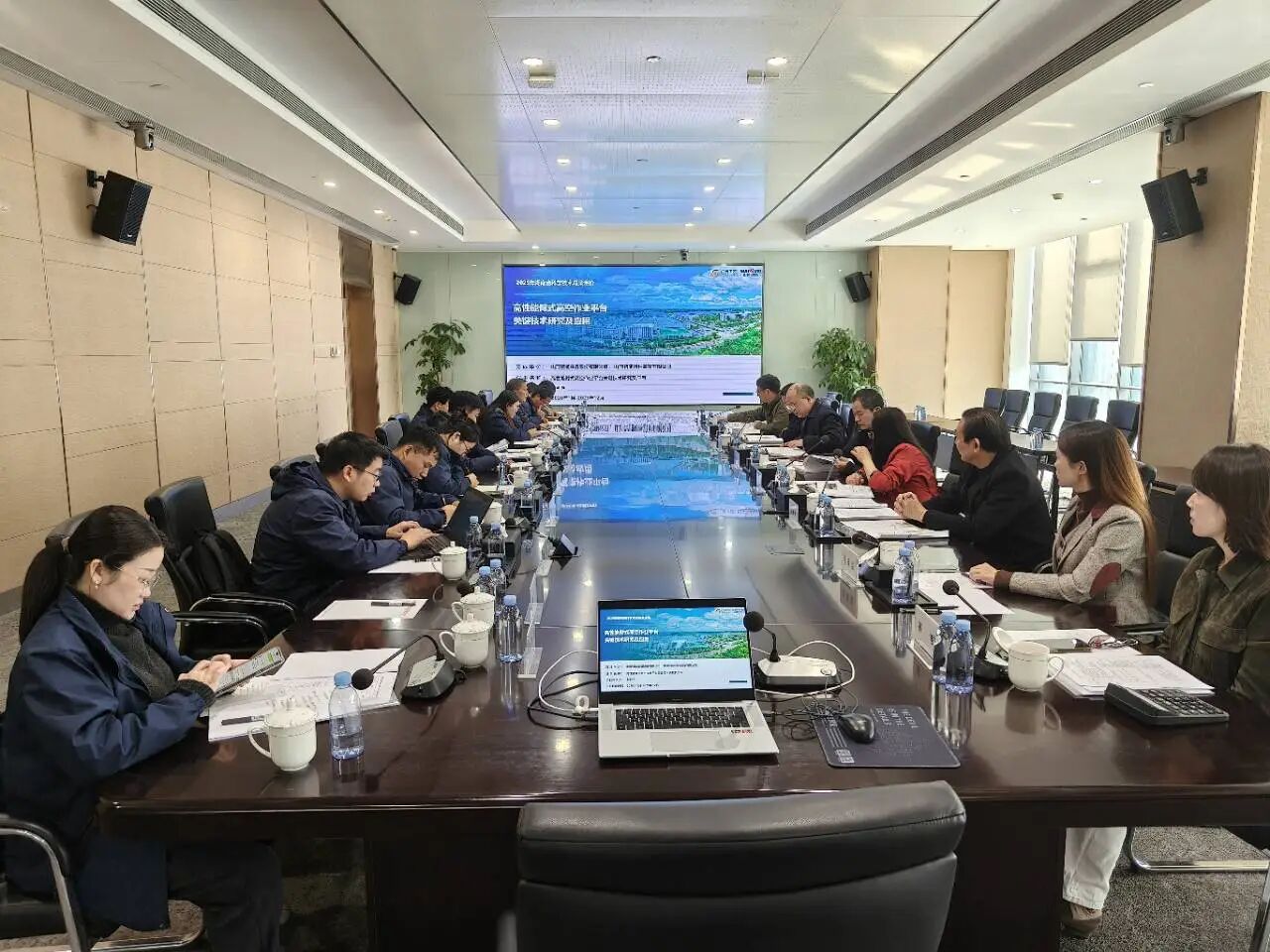 手艺立异，，，，引领行业！恒峰g22智能高性能臂式高空作业平台项目通过科技效果评价