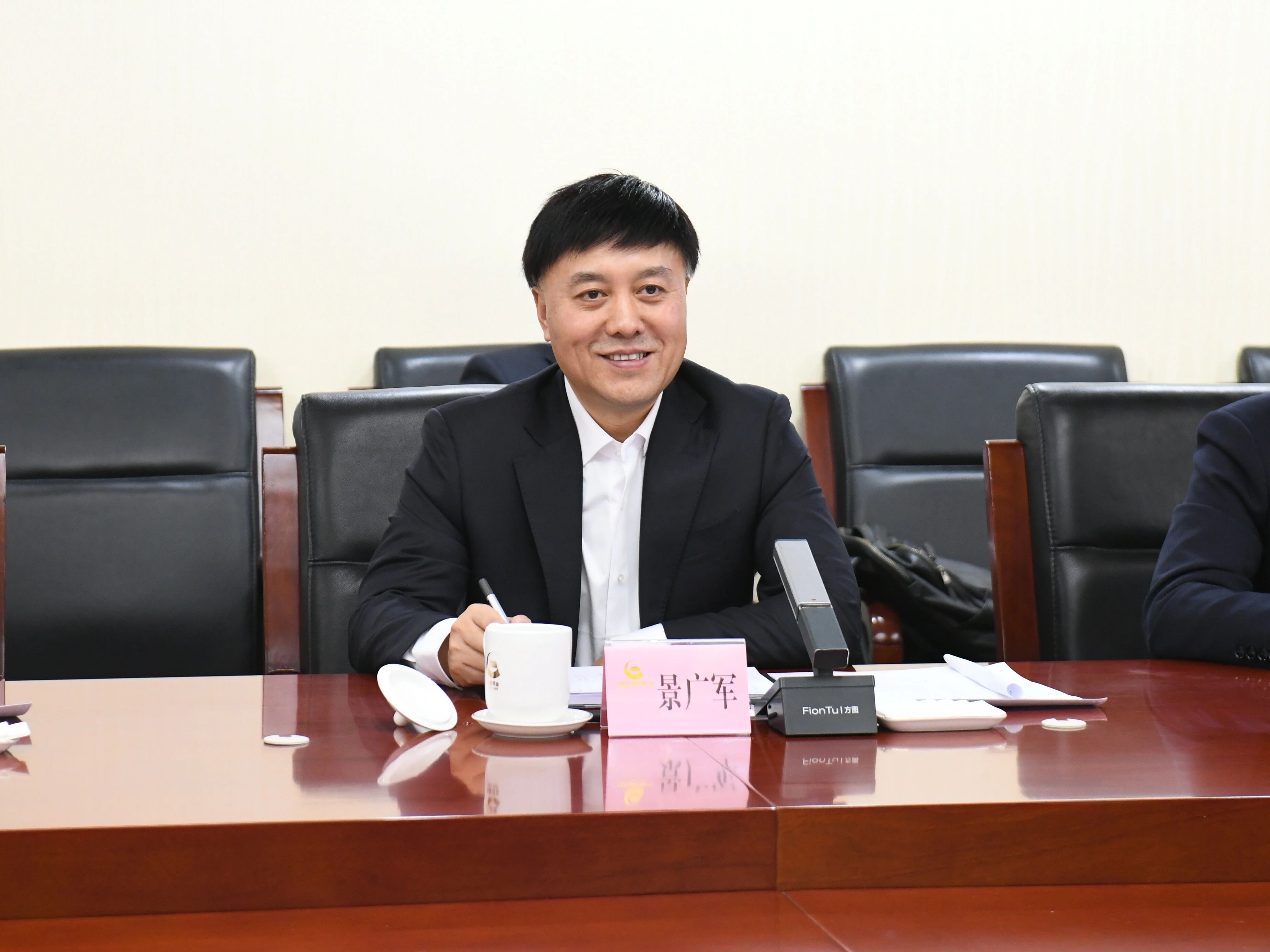 广州工控集团董事长景广军率恒峰g22智能团队到中国黄金集团造访交流