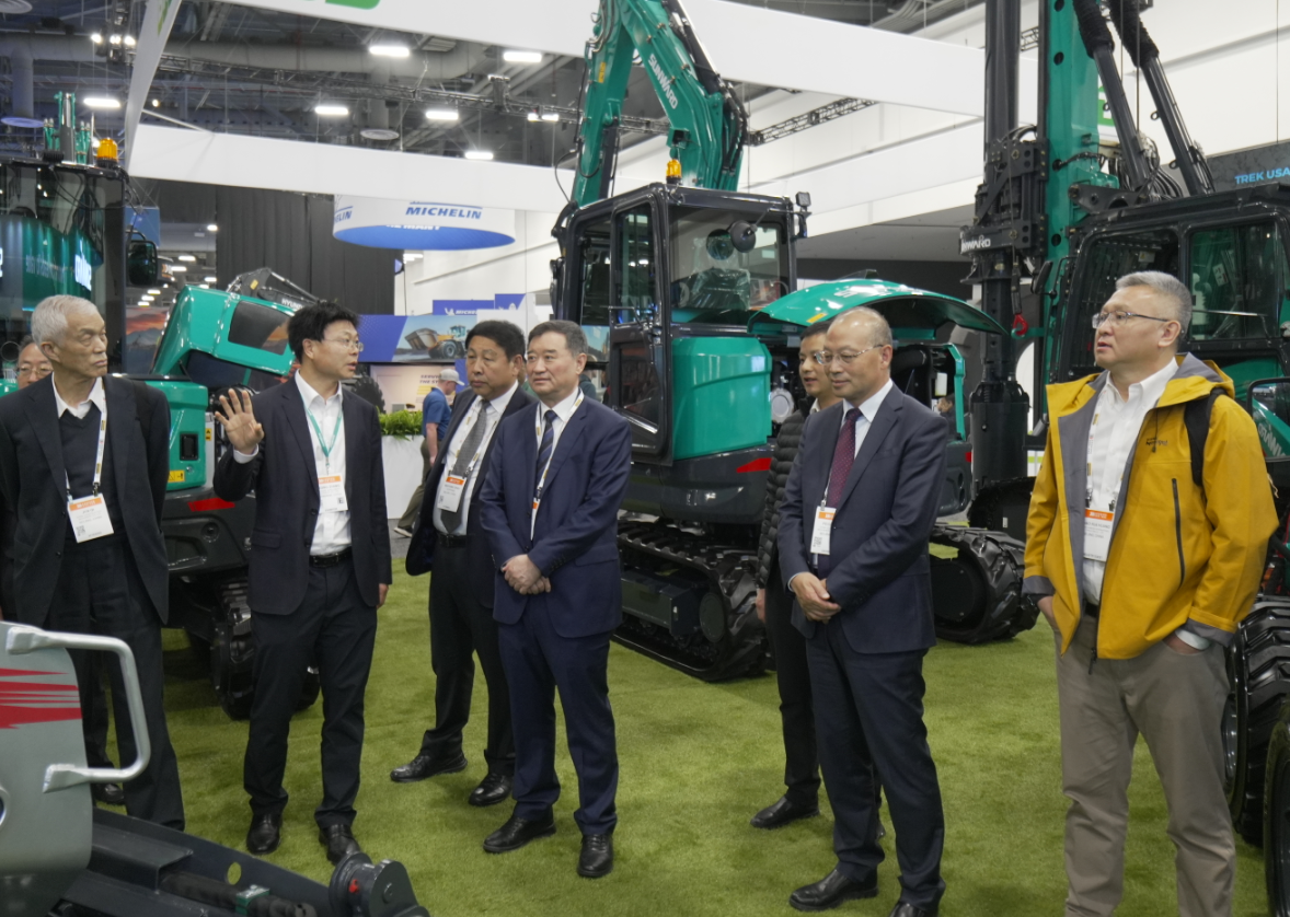 2026美国拉展 | 中国工程机械工业协会会长苏子孟一行到访恒峰g22智能展位